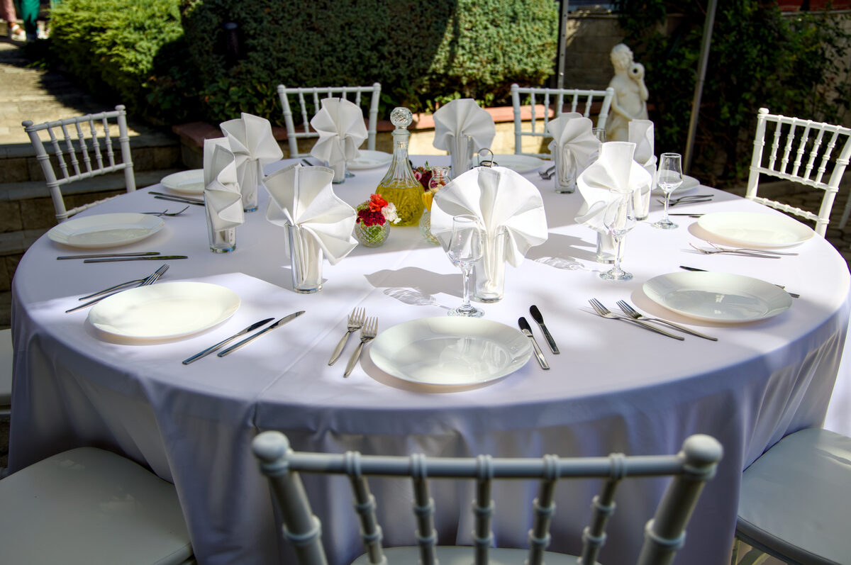 Тийм билдинг с кетъринг на открито