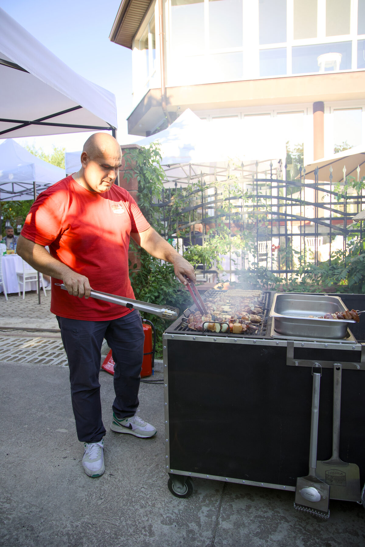 Елегантно подредена маса за градинско събитие