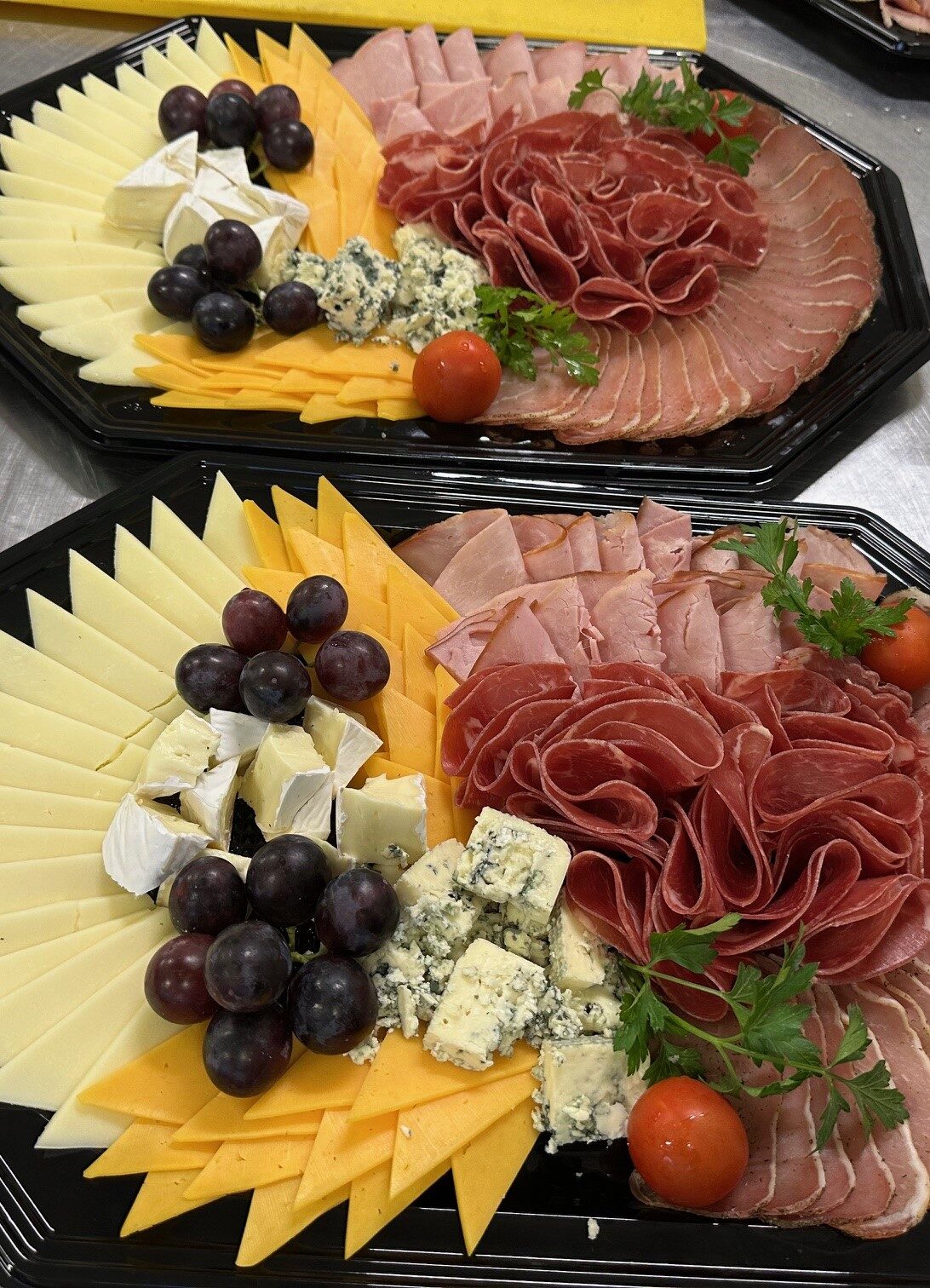 Плата с мезета - колбаси, сирена и маслини