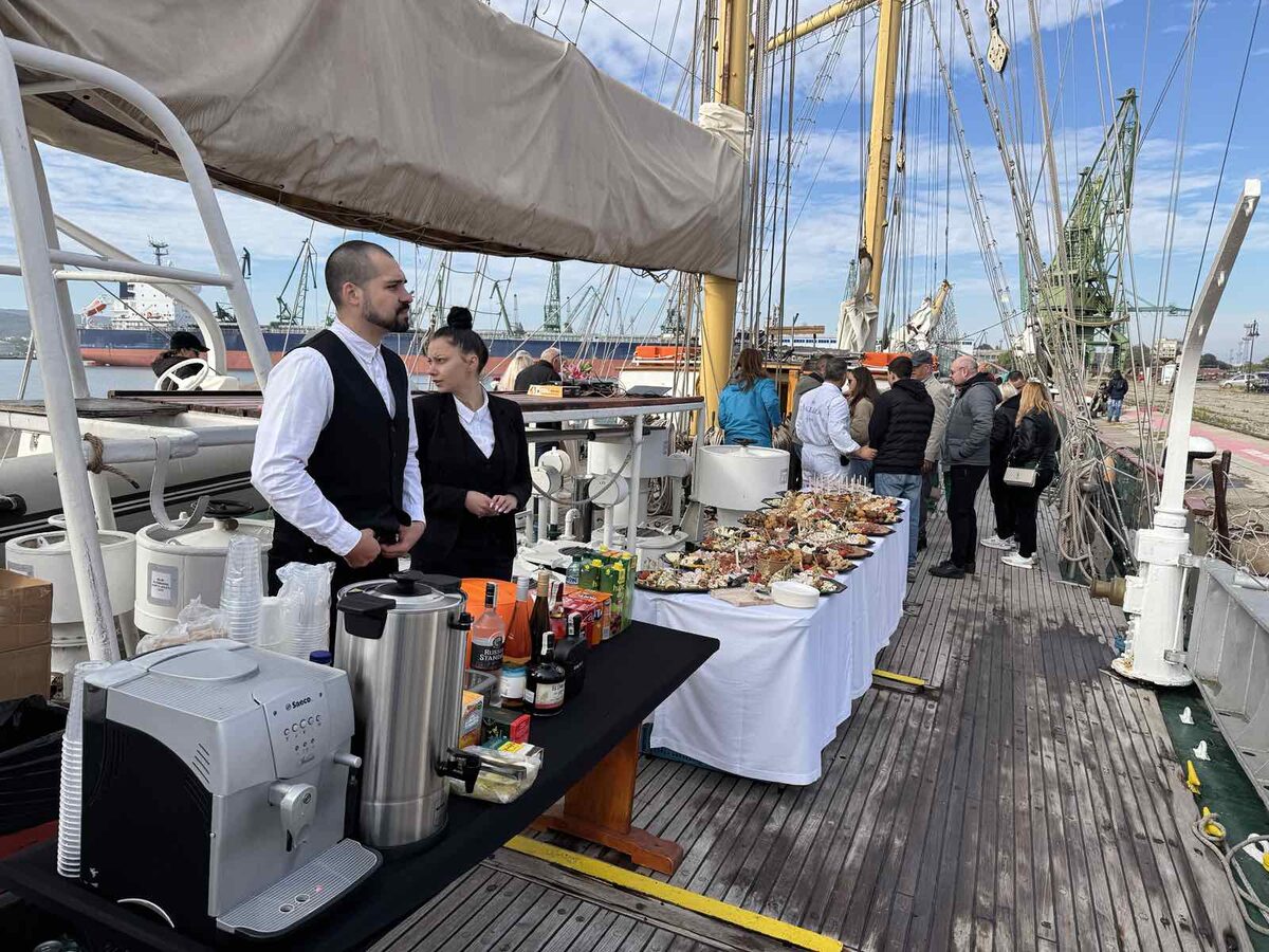 Професионален мобилен бар на яхта