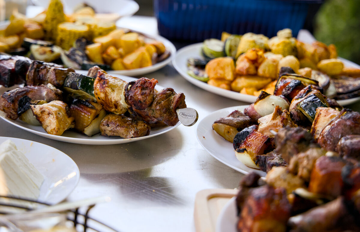 Готвач готви на скара на живо на събитие